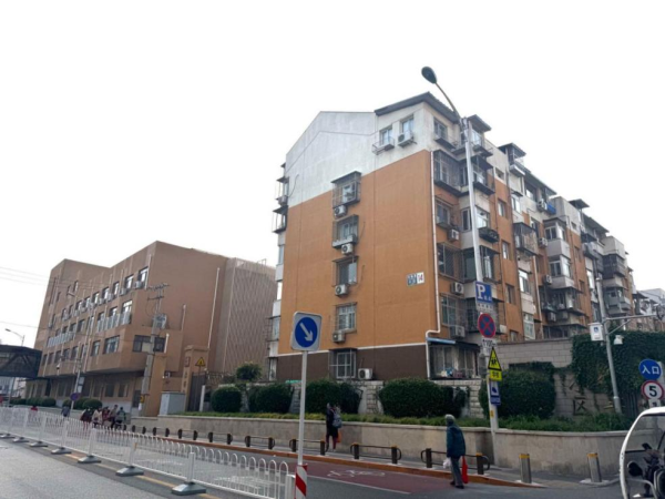 国内十大杠杆炒股平台 30年铸铁管锈迹斑斑，双槐里小区何时能旧改？丨有事儿@新京报